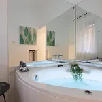 Daire Romantic Jacuzzi Trastevere *
